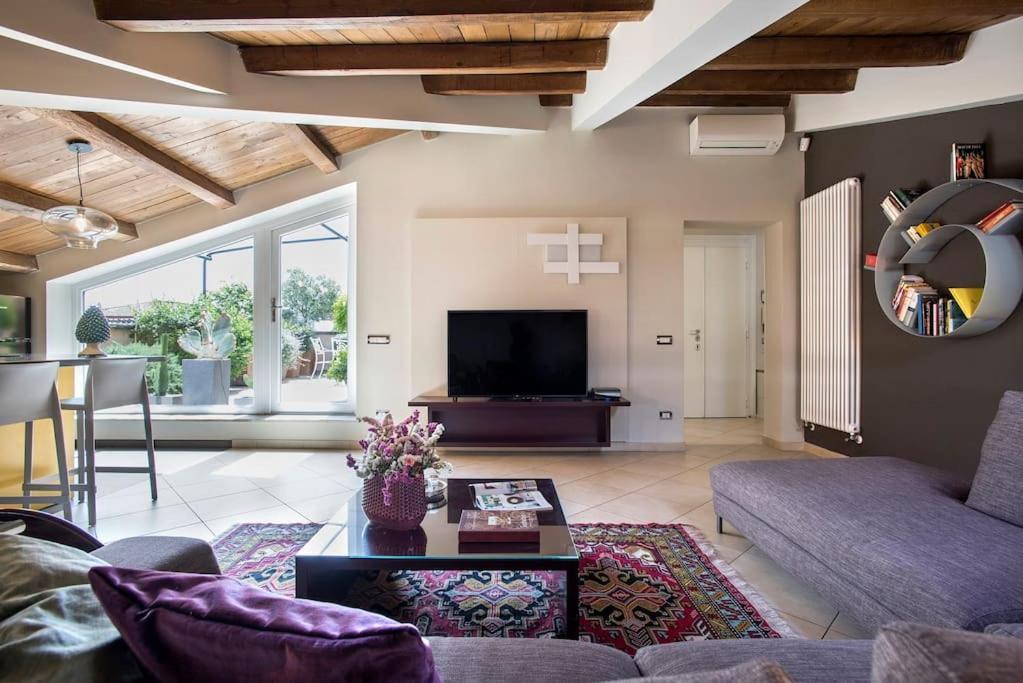 Exclusive Views From A Sunny Attic Apartment! Lägenhet
