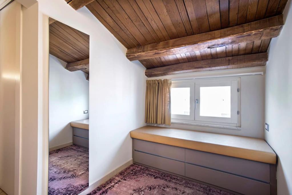 Exclusive Views From A Sunny Attic Apartment! Apartment *