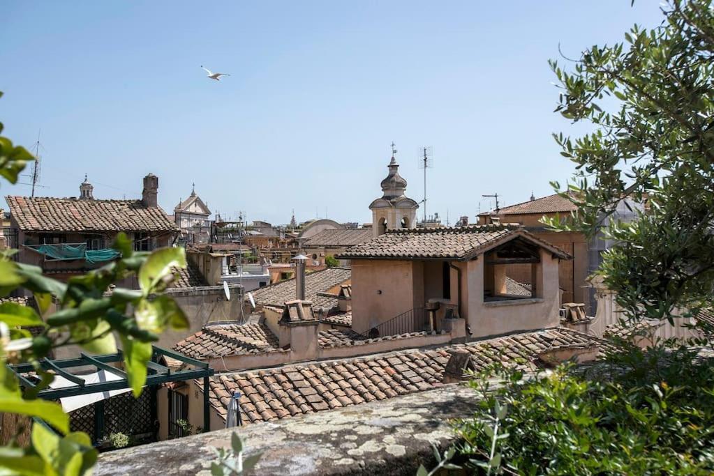 Exclusive Views From A Sunny Attic Apartment! Apartment Rom