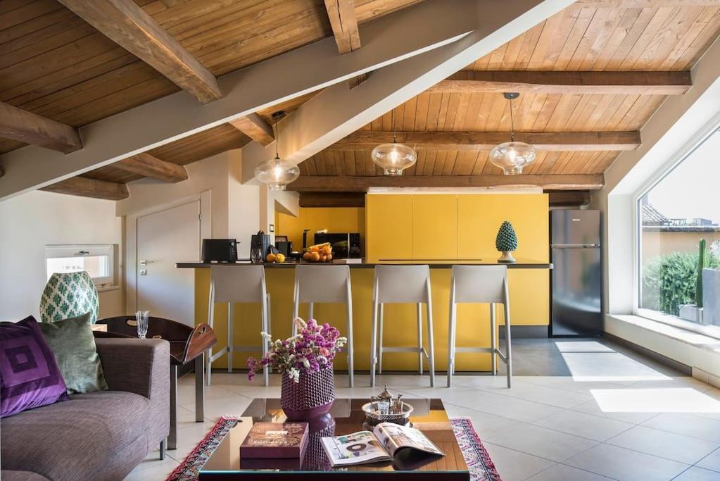 Exclusive Views From A Sunny Attic Apartment! Rom