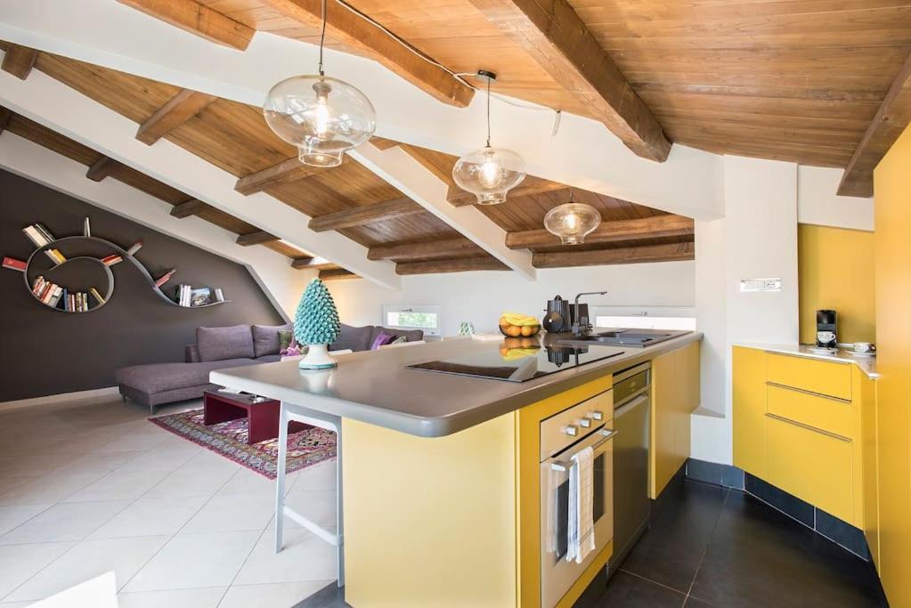 Exclusive Views From A Sunny Attic Apartment! Apartment Rom
