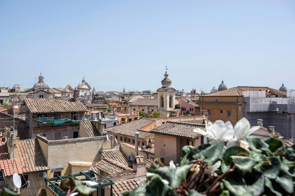 Exclusive Views From A Sunny Attic Apartment! Rom