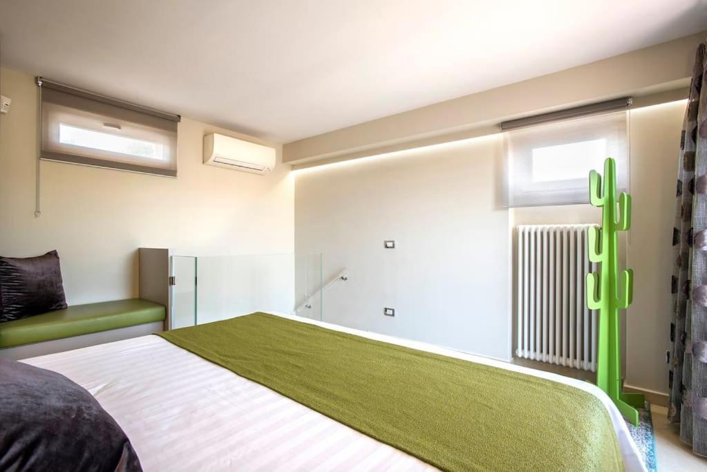 Exclusive Views From A Sunny Attic Apartment! * Rom
