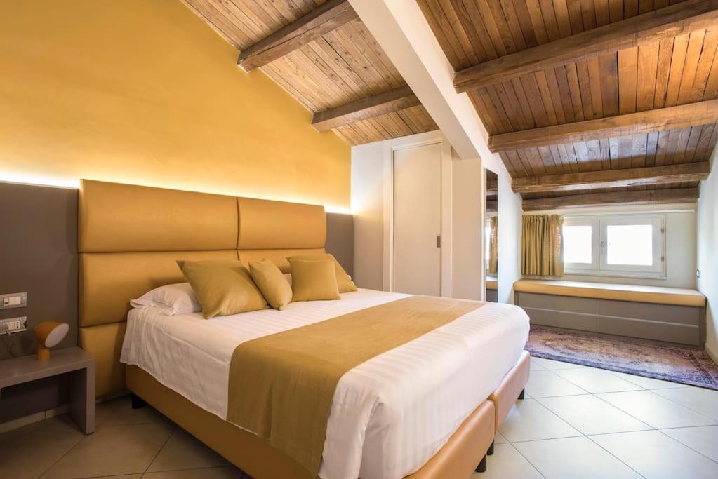 Exclusive Views From A Sunny Attic Apartment! Apartment *