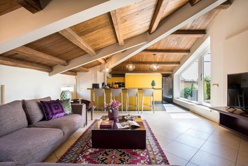 Exclusive Views From A Sunny Attic Apartment! Apartment Rom